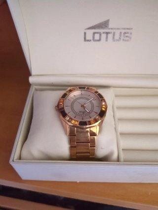 Reloj Lotus Dorado y Multicolor
