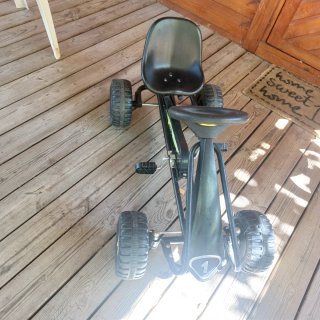 Coche de pedales infantil y regalo bicicleta