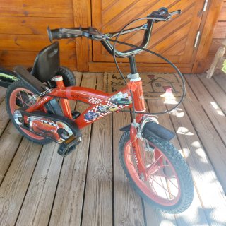 Coche de pedales infantil y regalo bicicleta