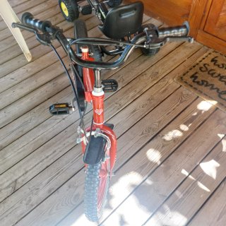 Coche de pedales infantil y regalo bicicleta