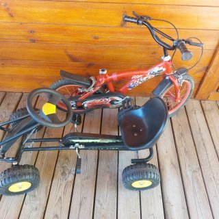 Coche de pedales infantil y regalo bicicleta