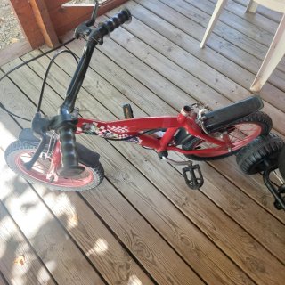 Coche de pedales infantil y regalo bicicleta