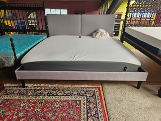 Enorme cama de casal com estardo e colchão - óptim