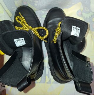 Botas de plataforma negras con cordones amarillos