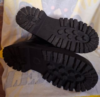 Botas de plataforma negras con cordones amarillos