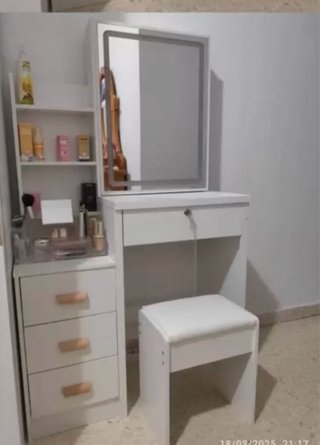 Tocador de maquillaje blanco con espejo