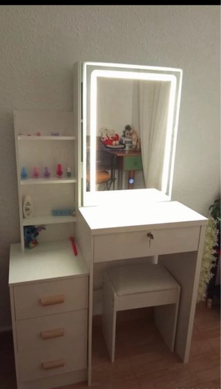 Tocador de maquillaje blanco con espejo