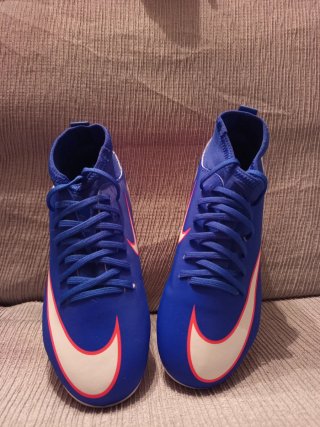 Botas de fútbol Nike azules y rosas