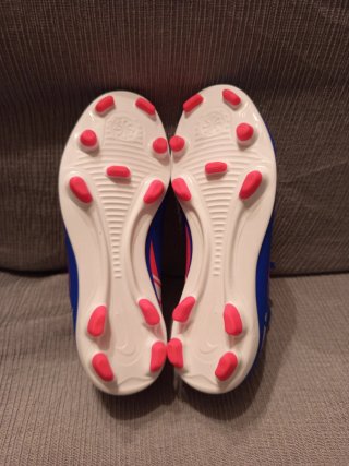 Botas de fútbol Nike azules y rosas