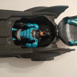 Batmovil con figura de Batman