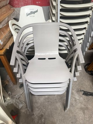 Sillas de terraza grises cada una 10€