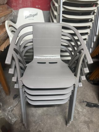 Sillas de terraza grises cada una 10€