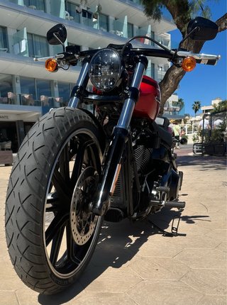 Harley-Davidson Softail Breakout 114 Roja