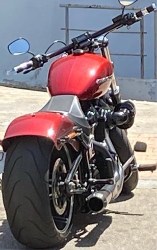 Harley-Davidson Softail Breakout 114 Roja