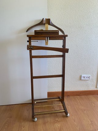 Perchero de caballero clásico de madera