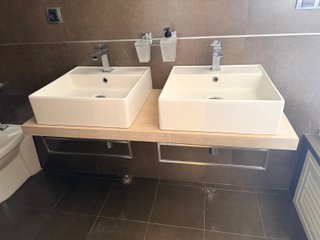Lavabos Porcelanosa con grifería y mueble