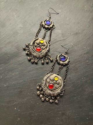 Pendientes largos plateados con piezas de colores