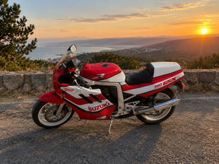 Suzuki GSXR750 Roja y Blanca