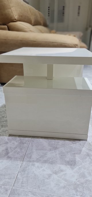 Mesita de diseño lacada blanca