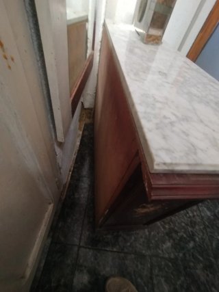 Cómoda de madera con mármol y adornos