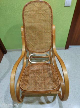 Dondola classica in legno e rattan, trattabile!