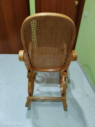 Dondola classica in legno e rattan, trattabile!