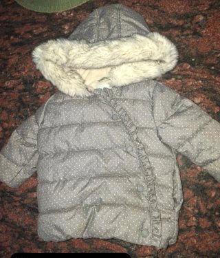 Chaqueta bebé gris con lunares y capucha