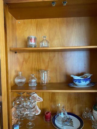 Vitrina de madera y cristal