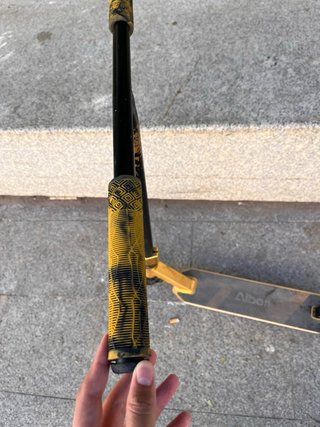 Patinete de patinaje amarillo