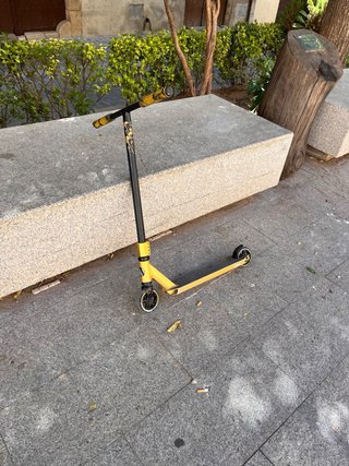 Patinete de patinaje amarillo