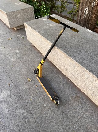 Patinete de patinaje amarillo