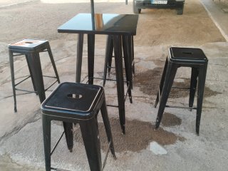 Conjunto mesa y 4 sillas metálicas negras