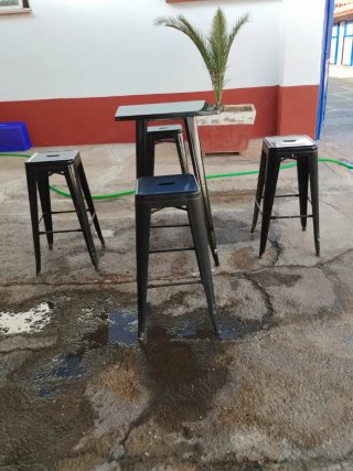 Conjunto mesa y 4 sillas metálicas negras