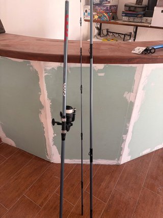 Caña de pescar con carrete surfcasting