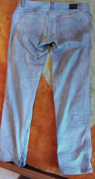 Pantalones vaqueros desgastados con salpicaduras