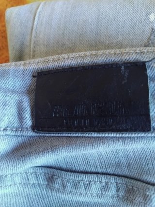 Pantalones vaqueros desgastados con salpicaduras