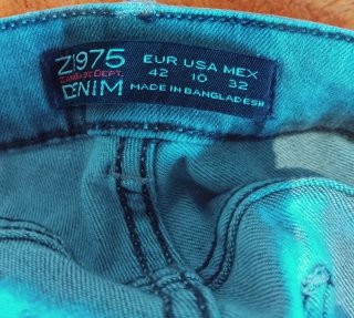 Pantalones vaqueros desgastados con salpicaduras