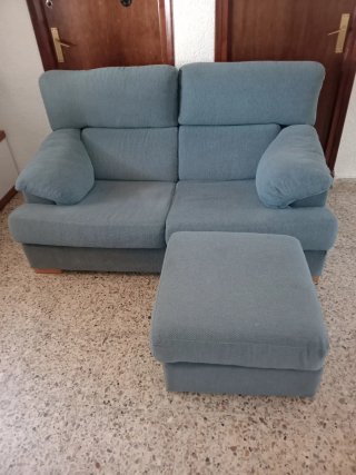 Sofá modular azul con otomana