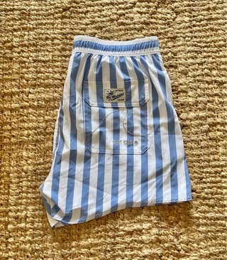 Costume a righe blu e bianche