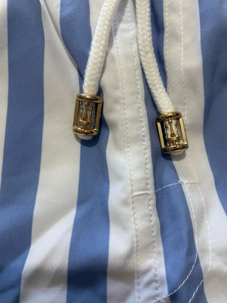 Costume a righe blu e bianche