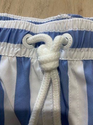 Costume a righe blu e bianche