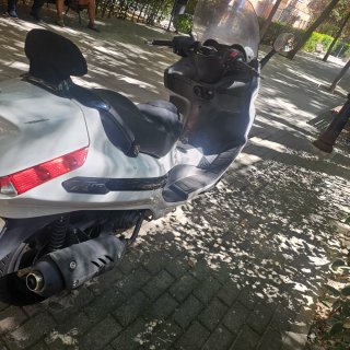 Piaggio X Evo Blanca Maxi-Scooter