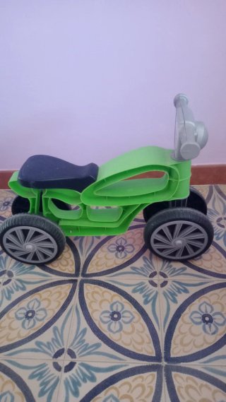 Moto correpasillos verde