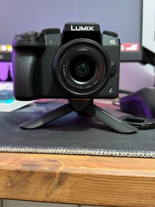 Cámara Lumix G7 con objetivos