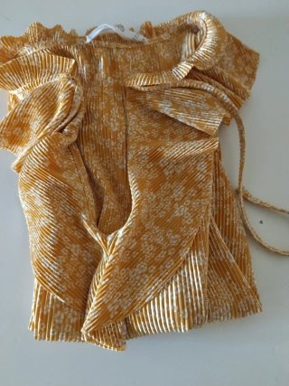 Blusa Mango plisada naranja floral m