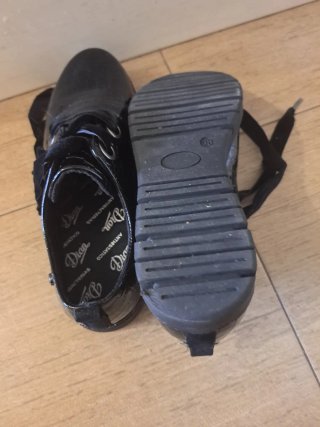 Zapatos negros charol efecto cocodrilo