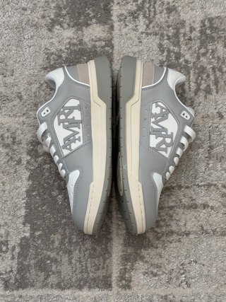 Zapatillas Amiri grises y blancas – estilo streetw