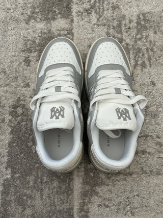 Zapatillas Amiri grises y blancas – estilo streetw