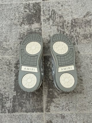Zapatillas Amiri grises y blancas – estilo streetw