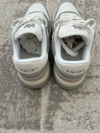 Zapatillas Amiri grises y blancas – estilo streetw